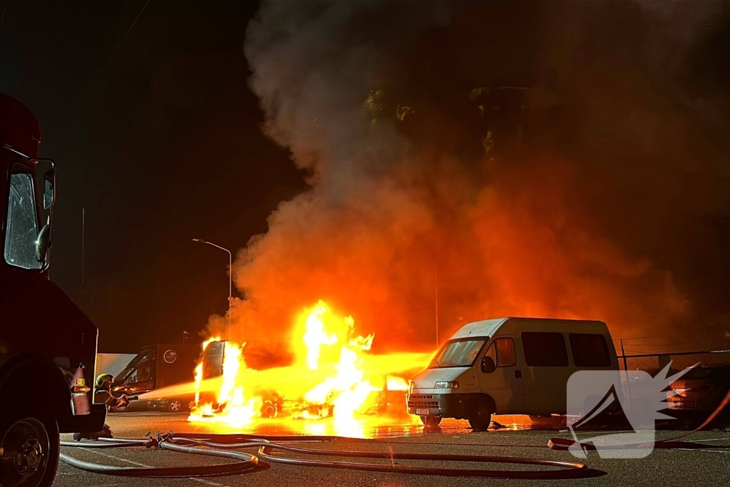Meerdere voertuigen in vlammen