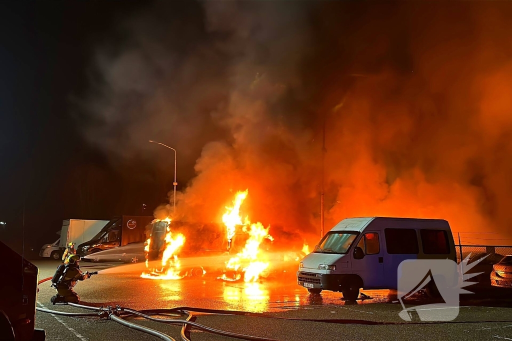 Meerdere voertuigen in vlammen