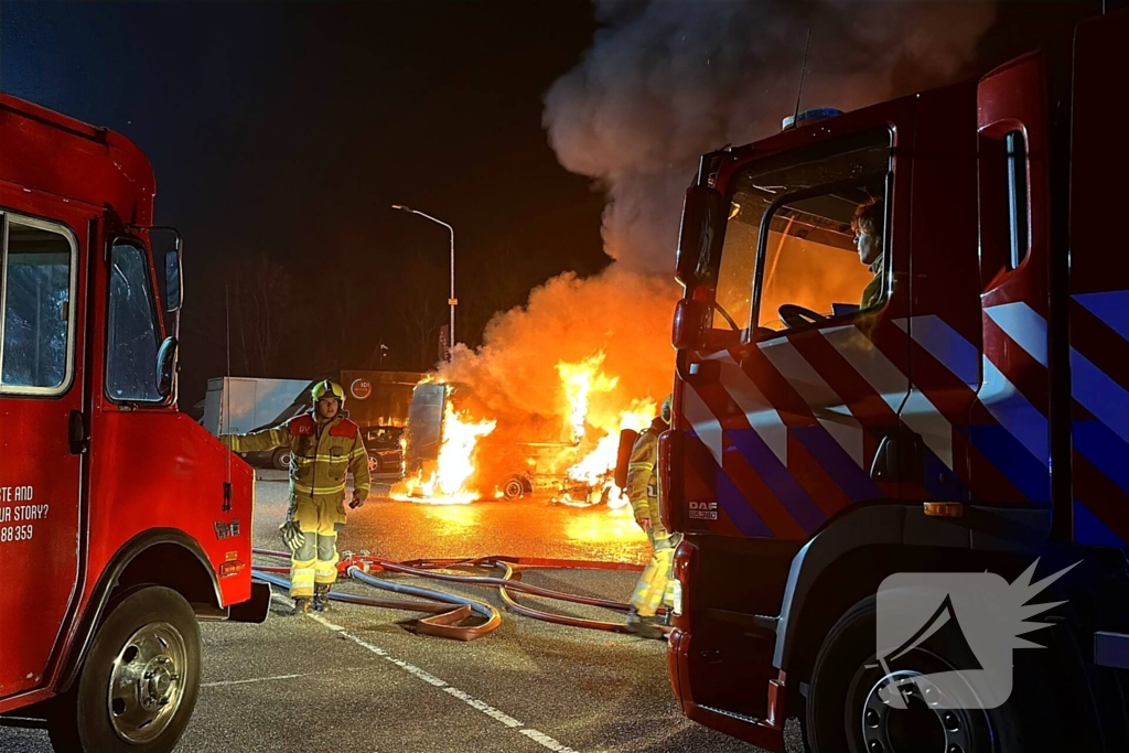 Meerdere voertuigen in vlammen