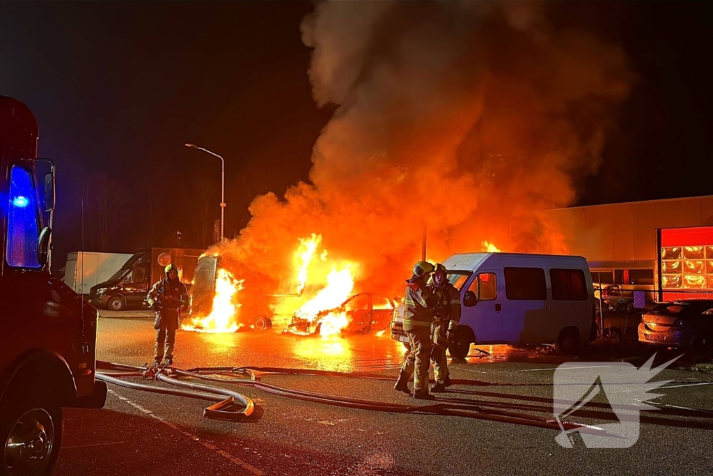 Meerdere voertuigen in vlammen