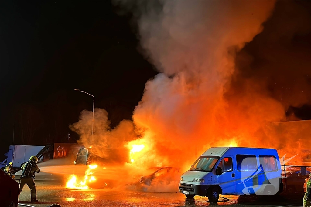 Meerdere voertuigen in vlammen