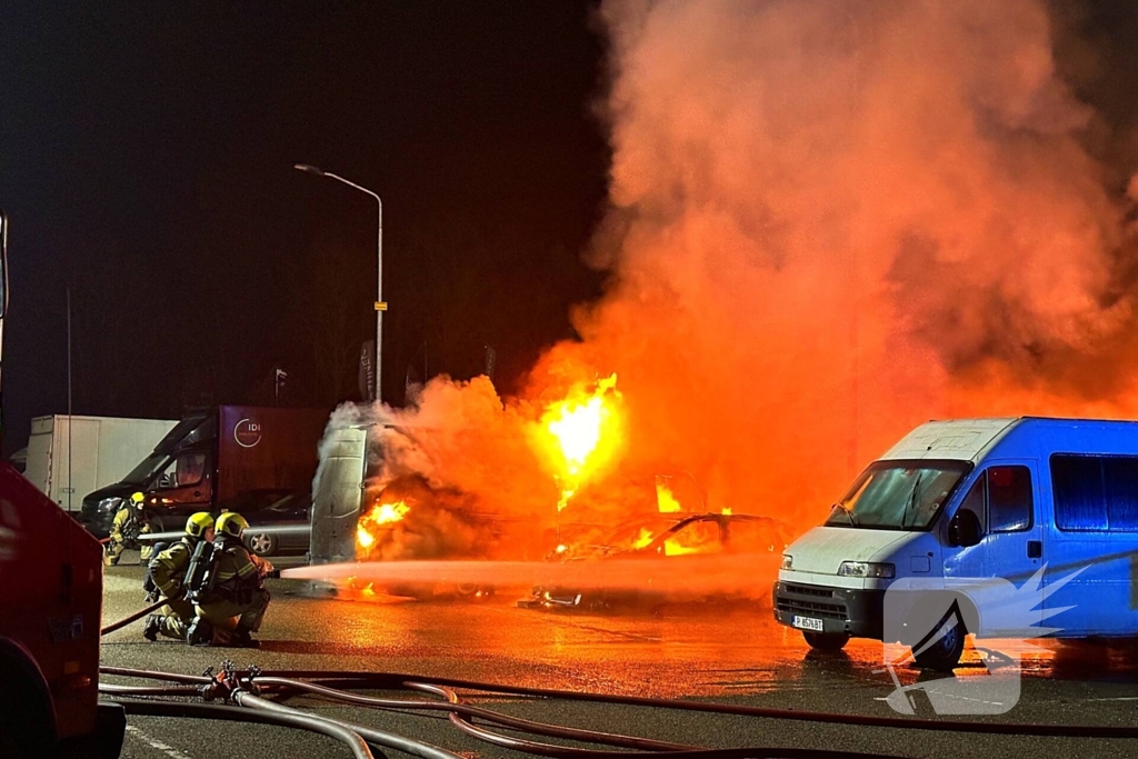 Meerdere voertuigen in vlammen