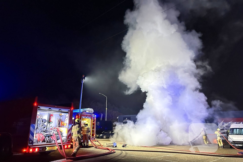 Meerdere voertuigen in vlammen