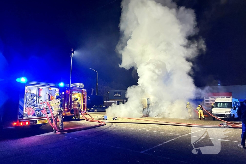 Meerdere voertuigen in vlammen