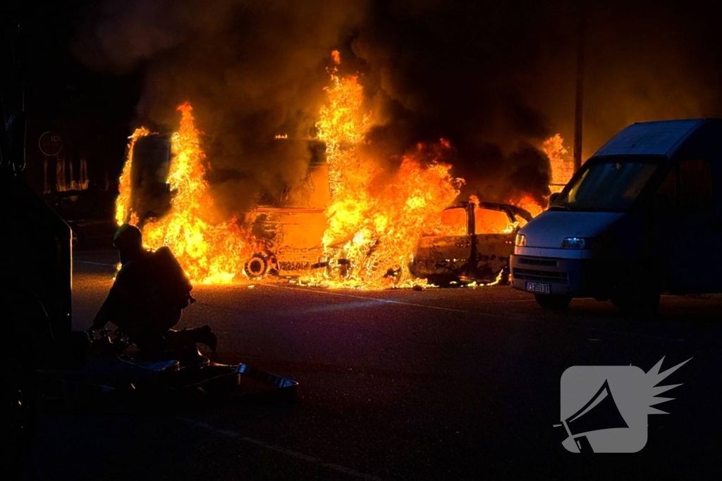 Meerdere voertuigen in vlammen