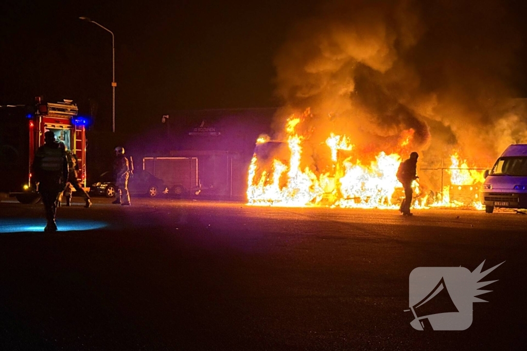Meerdere voertuigen in vlammen