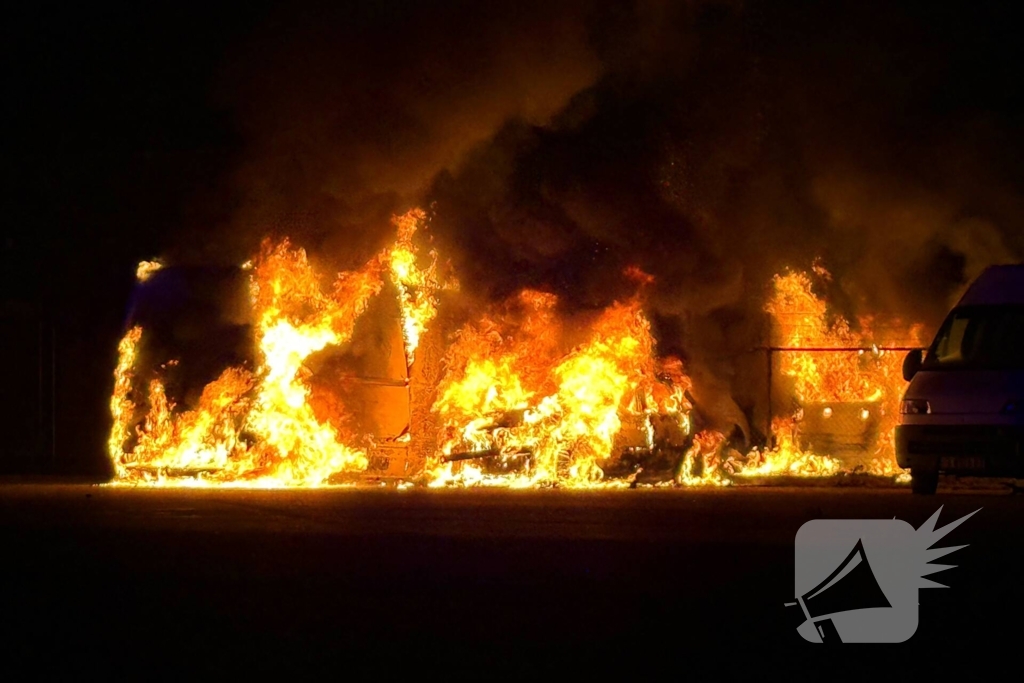 Meerdere voertuigen in vlammen