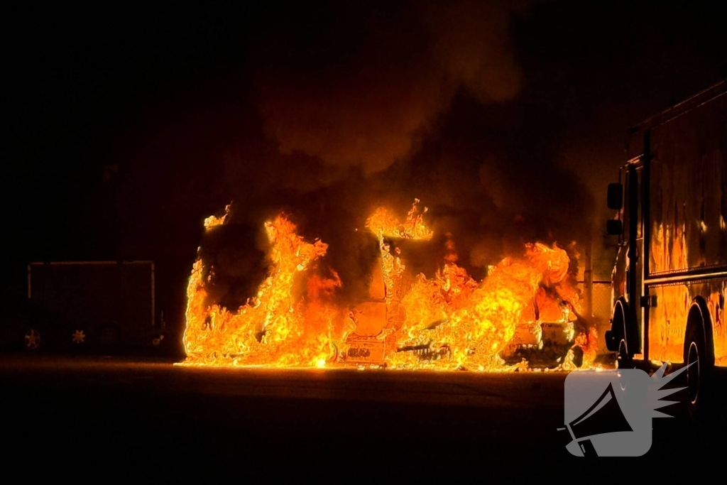 Meerdere voertuigen in vlammen