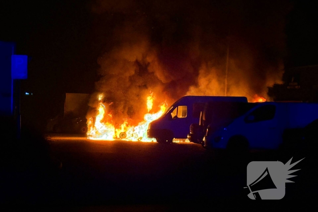 Meerdere voertuigen in vlammen