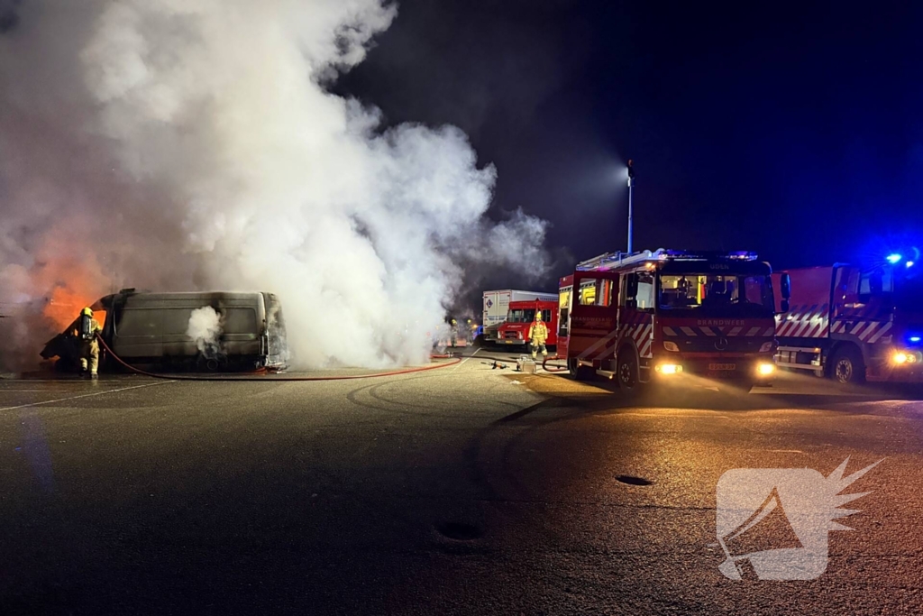 Meerdere voertuigen in vlammen