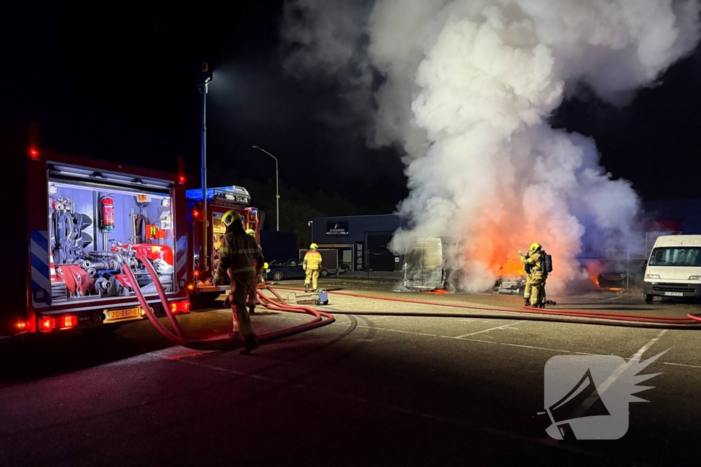 Meerdere voertuigen in vlammen
