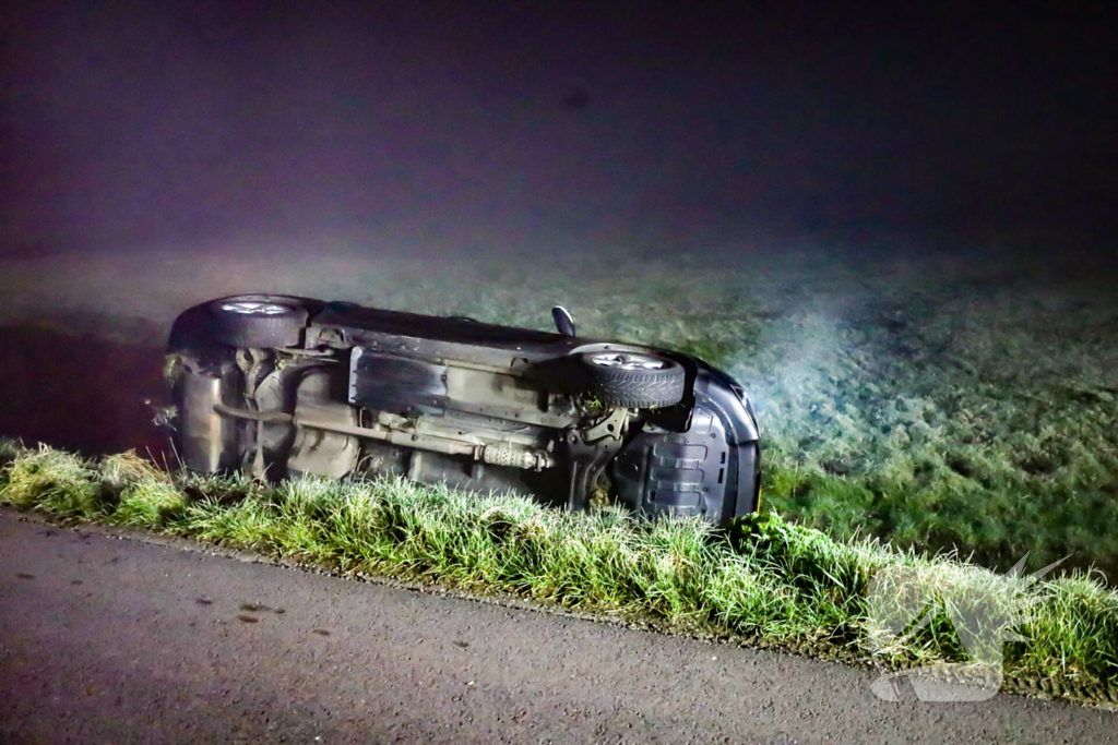 Auto belandt in sloot na mistig ongeluk