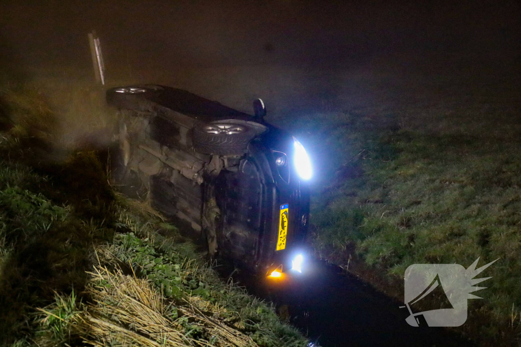 Auto belandt in sloot na mistig ongeluk