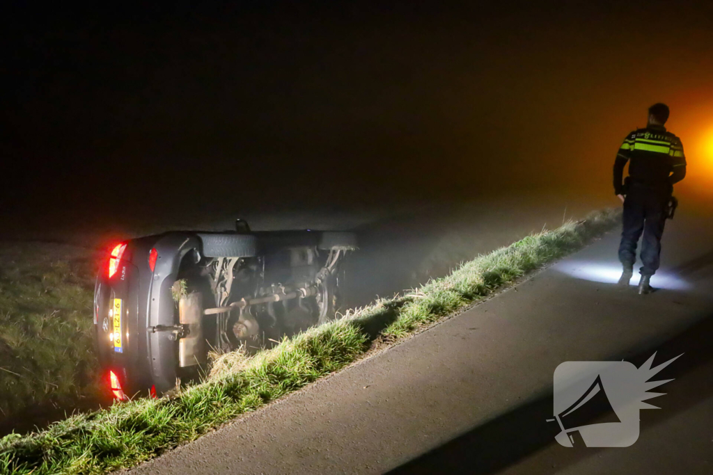 Auto belandt in sloot na mistig ongeluk