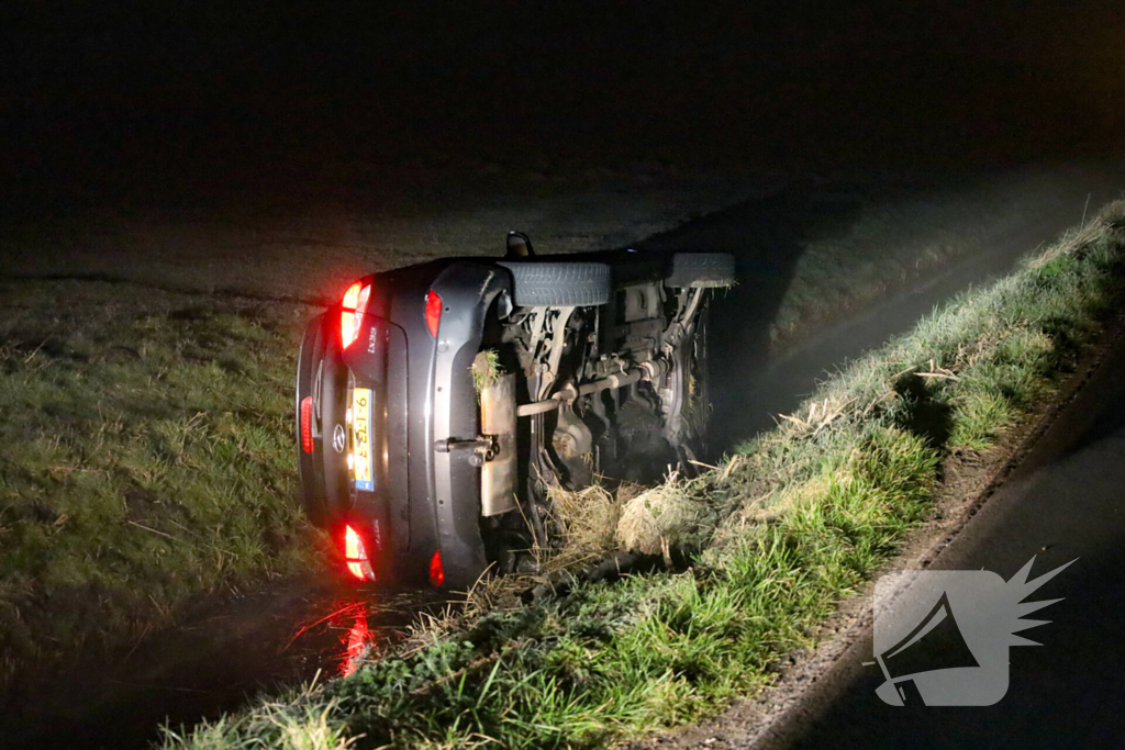 Auto belandt in sloot na mistig ongeluk