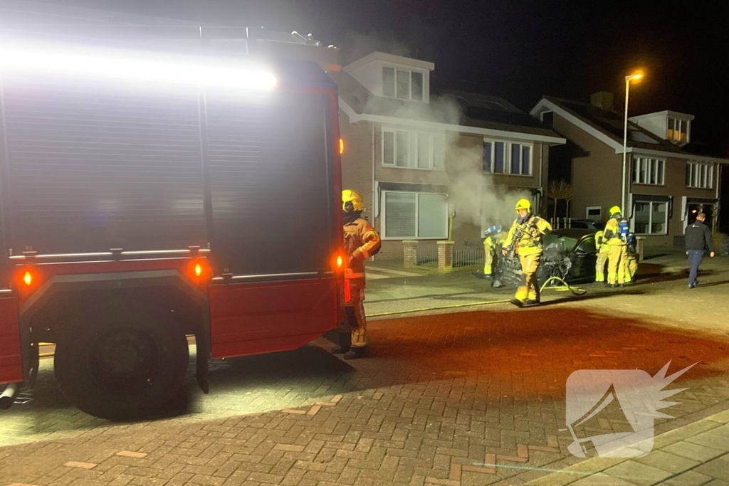 Brand verwoest geparkeerde wagen