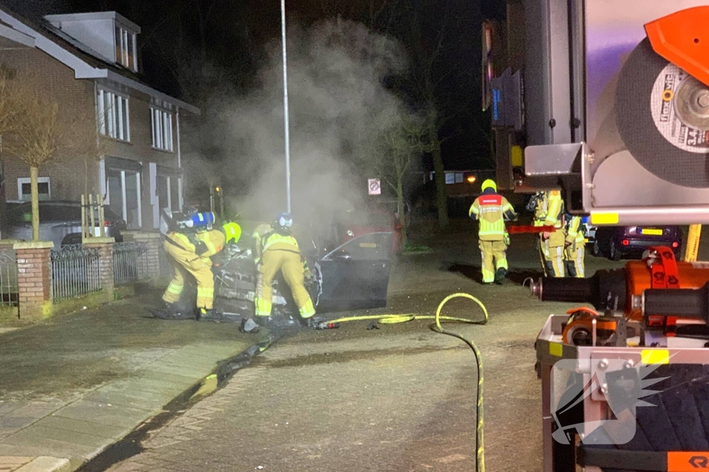 Brand verwoest geparkeerde wagen