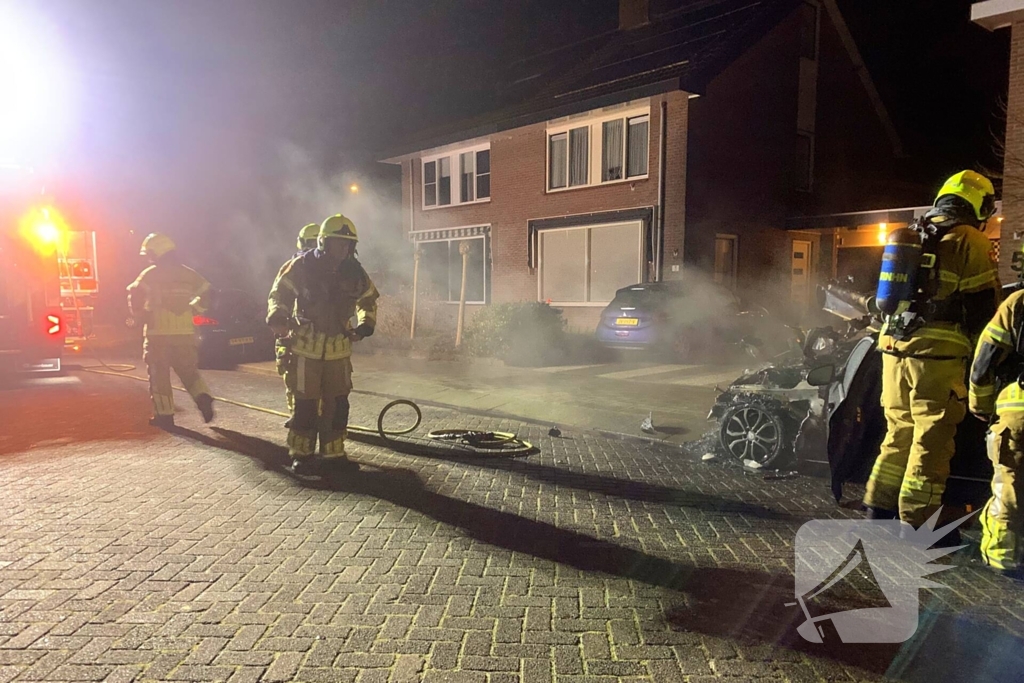 Brand verwoest geparkeerde wagen