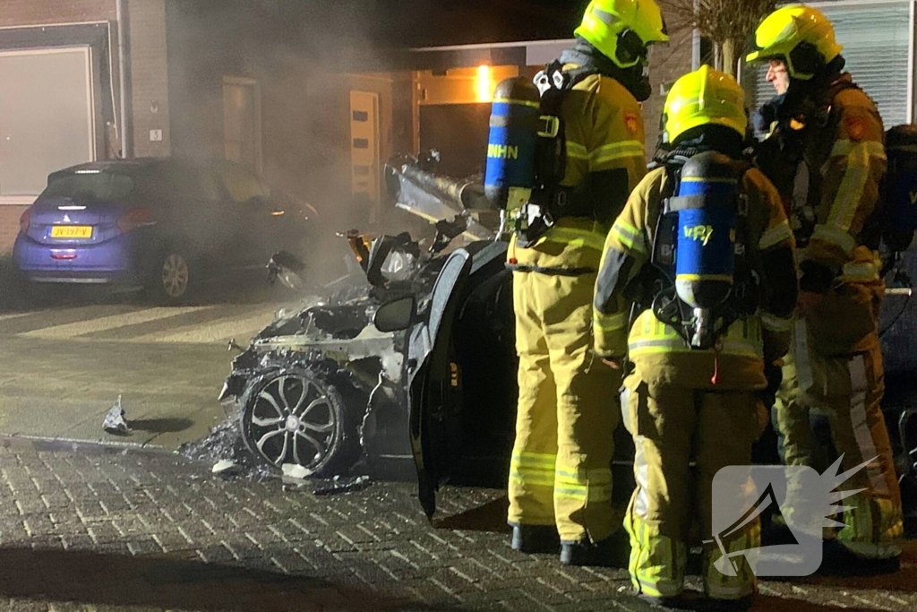 Brand verwoest geparkeerde wagen