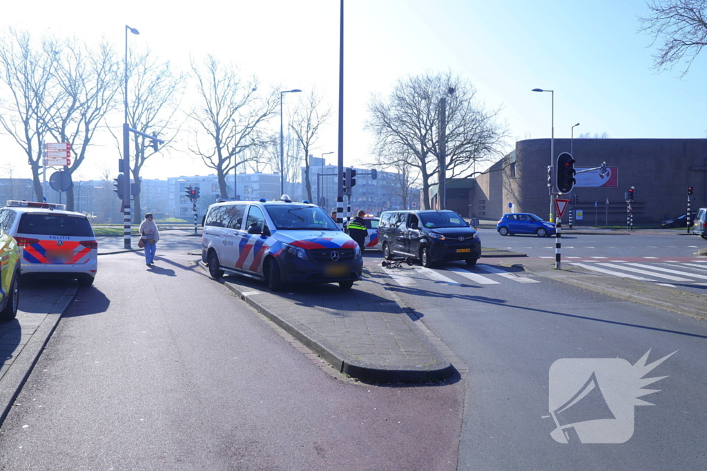 Fietser gewond bij aanrijding met bestelbus