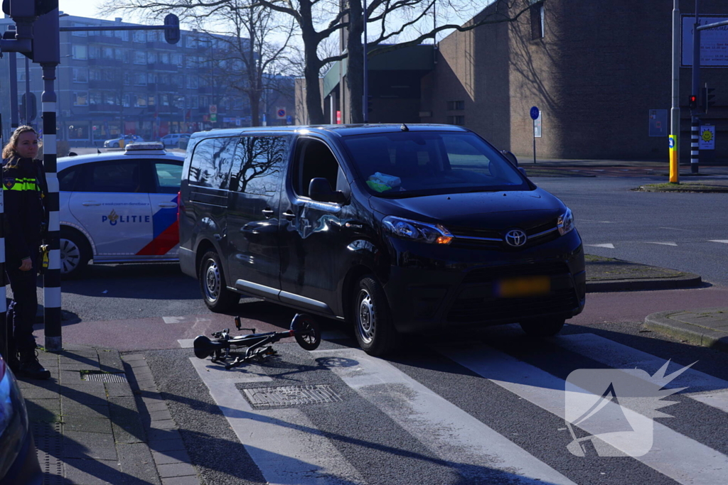 Fietser gewond bij aanrijding met bestelbus