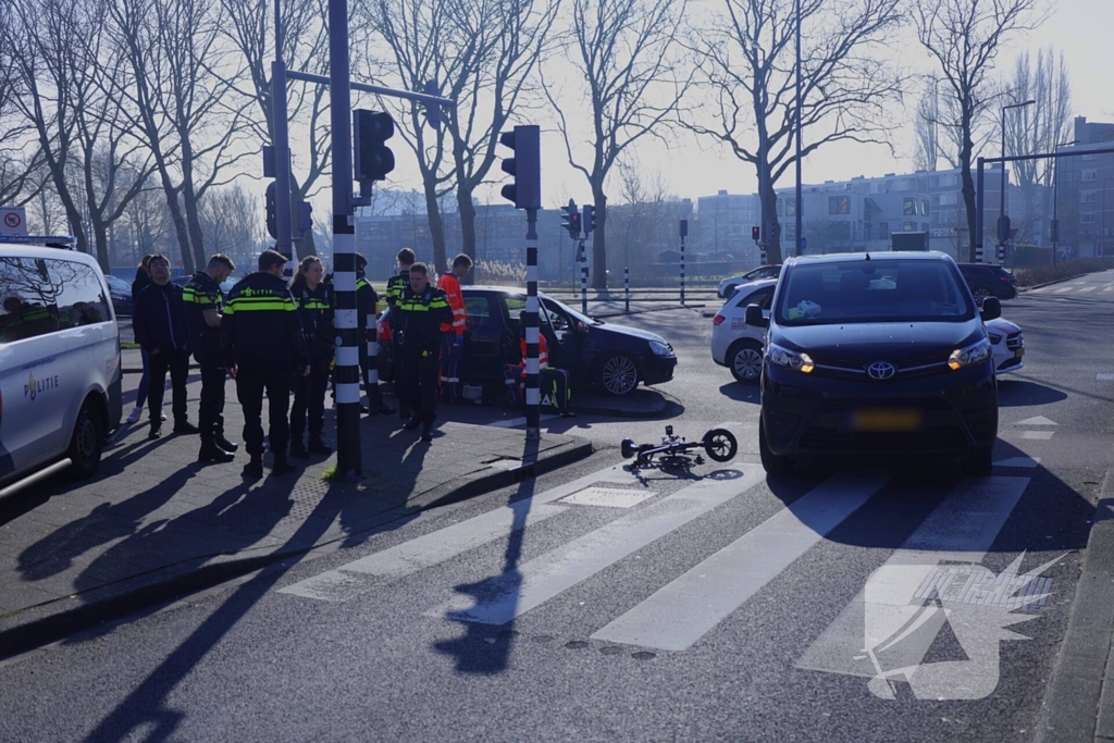 Fietser gewond bij aanrijding met bestelbus