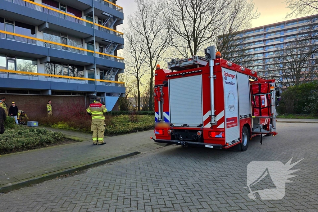 Brandweer bevrijdt Kind welke vast zit met hoofd zit in draaihek