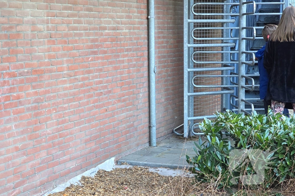 Brandweer bevrijdt Kind welke vast zit met hoofd zit in draaihek