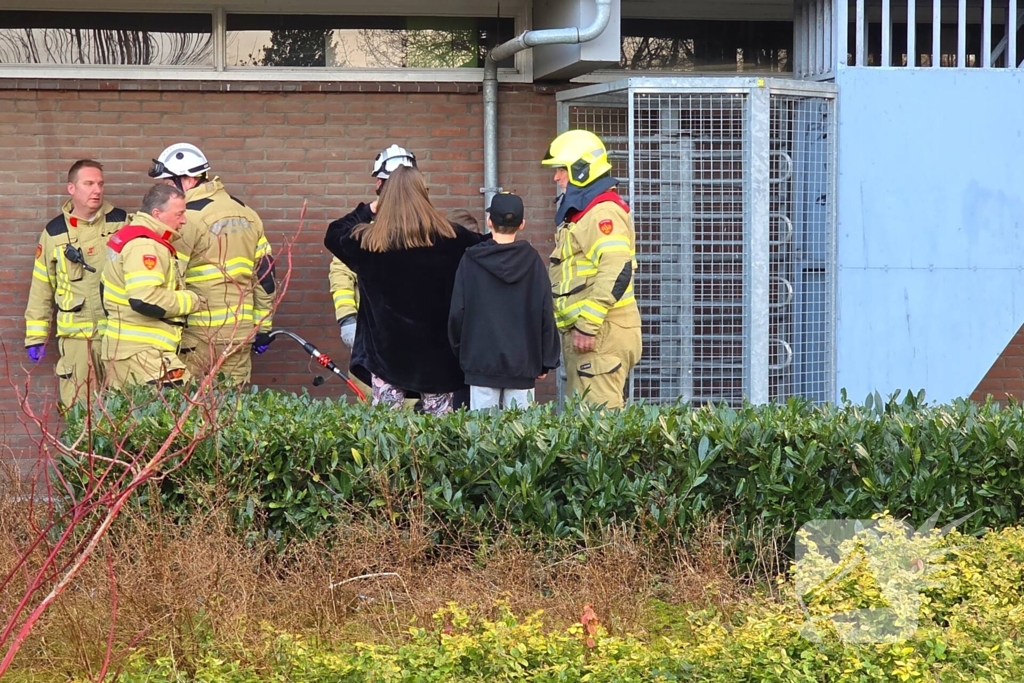 Brandweer bevrijdt Kind welke vast zit met hoofd zit in draaihek