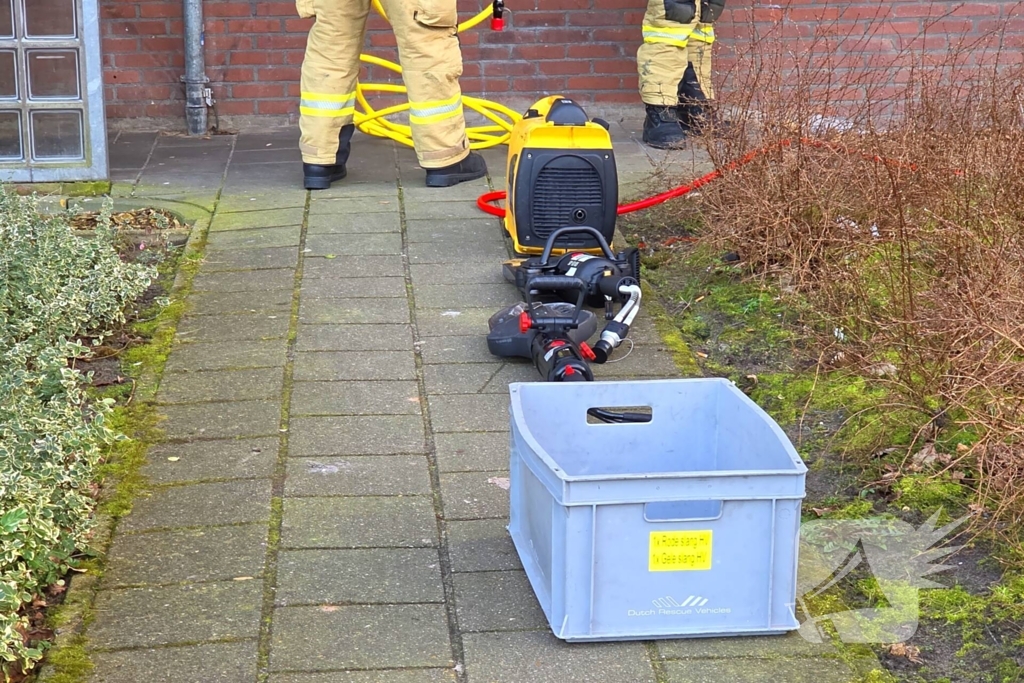 Brandweer bevrijdt Kind welke vast zit met hoofd zit in draaihek