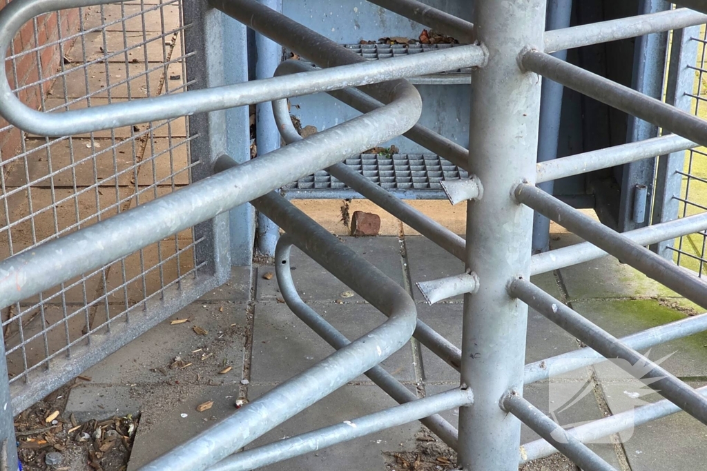 Brandweer bevrijdt Kind welke vast zit met hoofd zit in draaihek