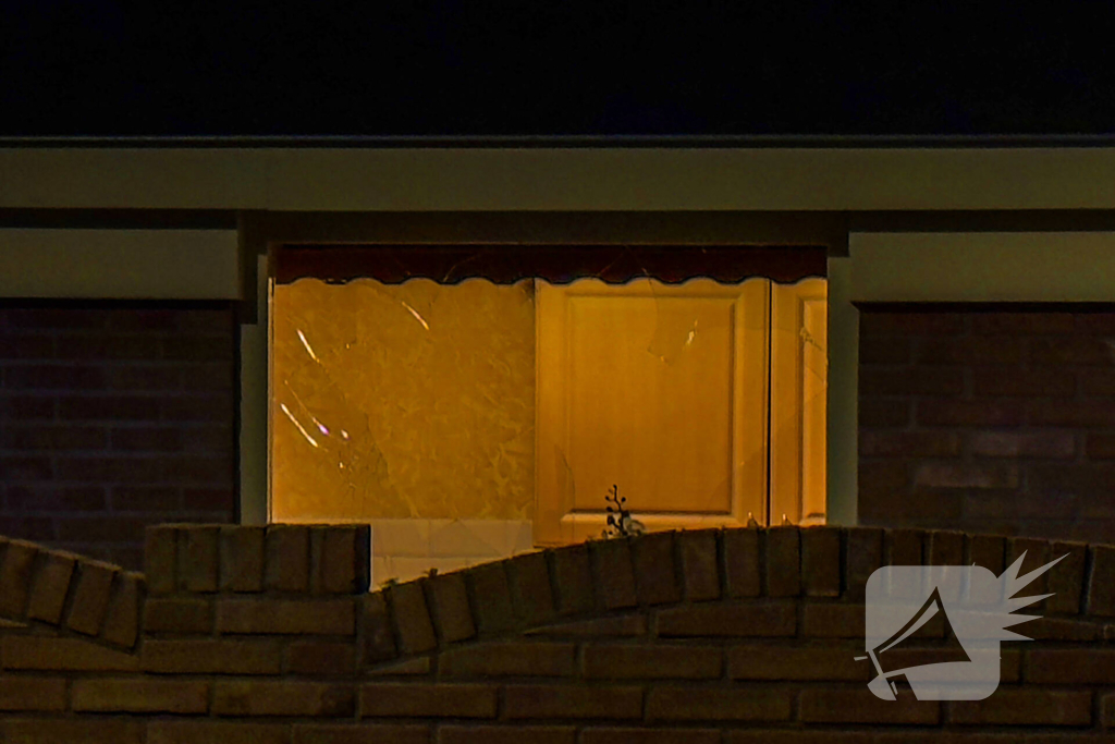 Politie onderzoekt vernieling bij woning