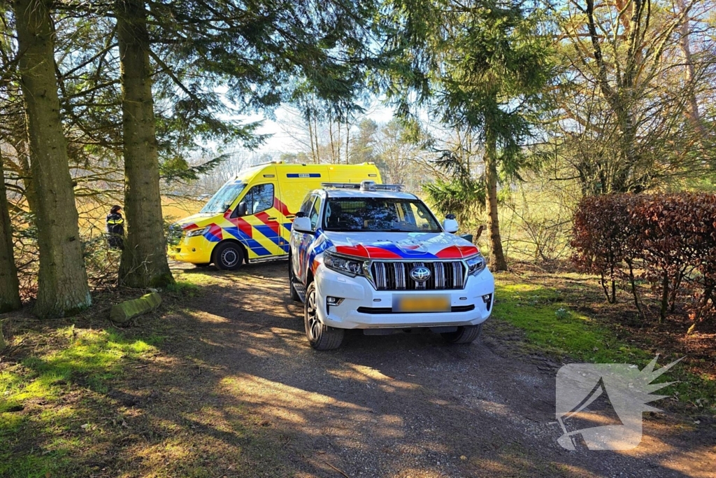 Mountainbiker ten val in bosrijk gebied