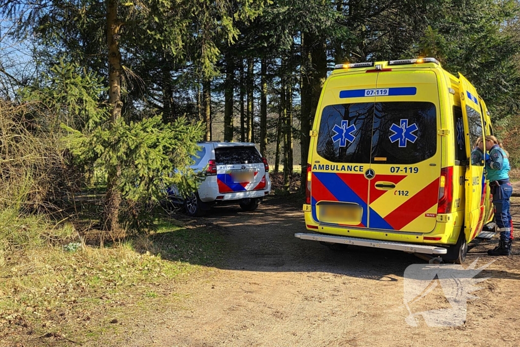 Mountainbiker ten val in bosrijk gebied