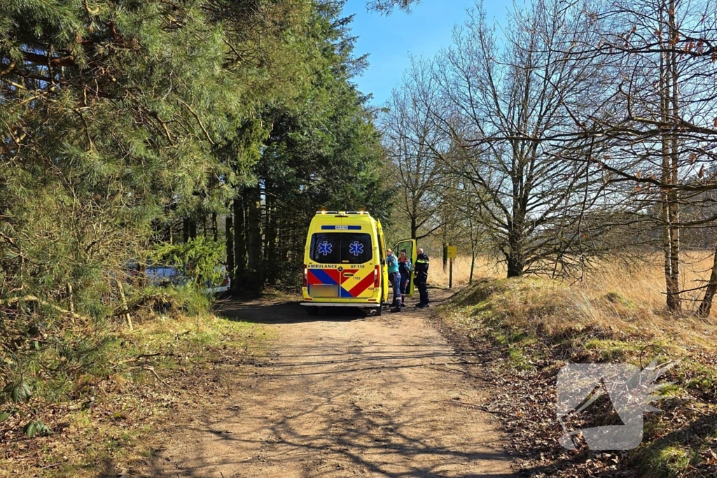 Mountainbiker ten val in bosrijk gebied