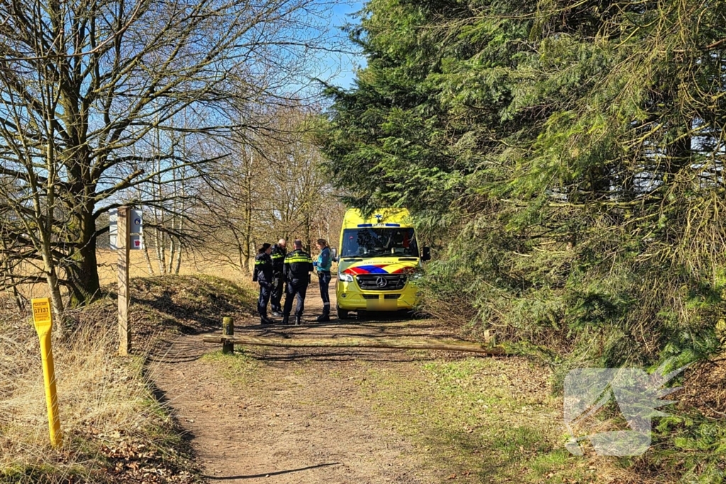 Mountainbiker ten val in bosrijk gebied