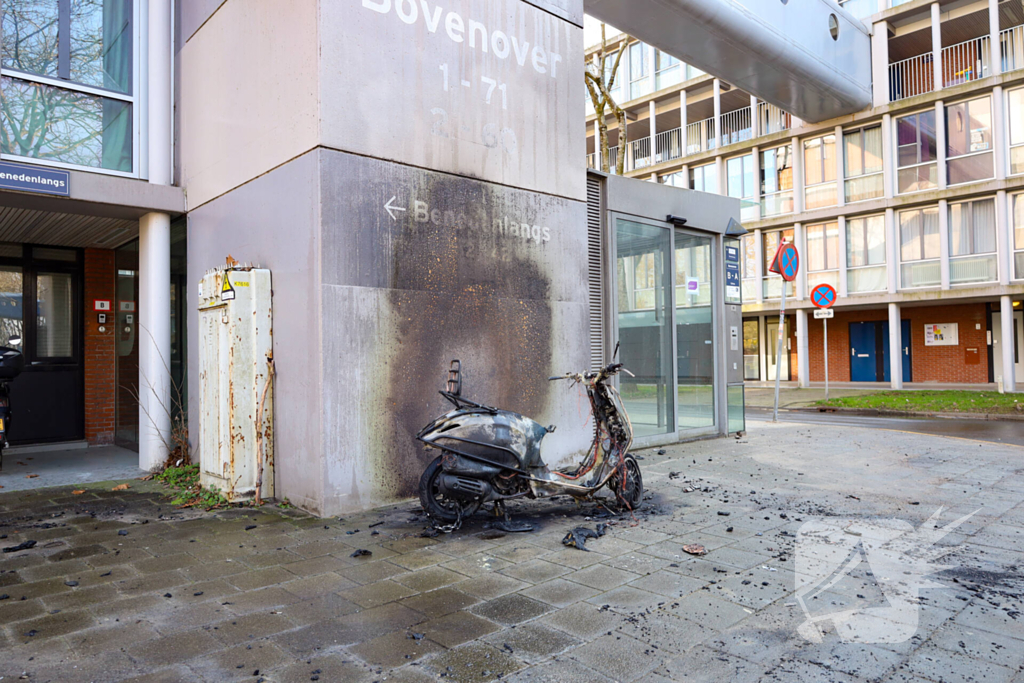 Gevel flatgebouw beschadigd door scooterbrand