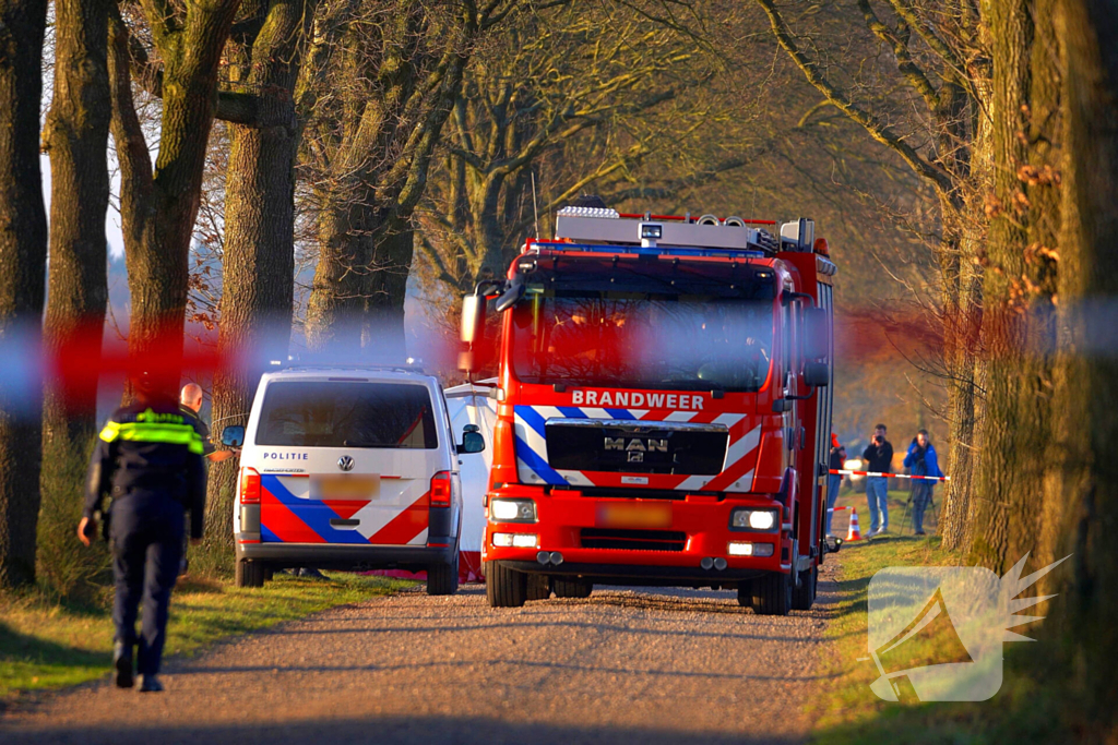 55-jarige bestuurder omgekomen na botsing tegen boom