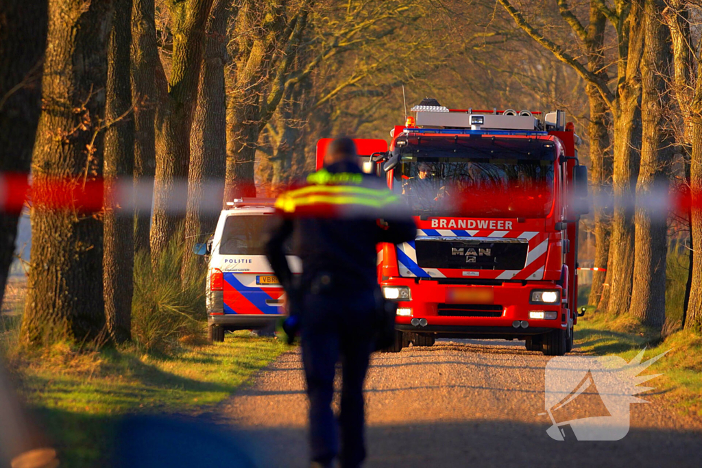 55-jarige bestuurder omgekomen na botsing tegen boom
