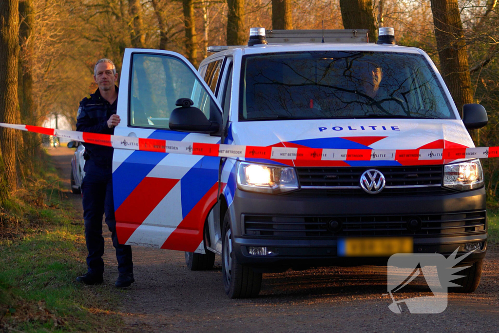 55-jarige bestuurder omgekomen na botsing tegen boom
