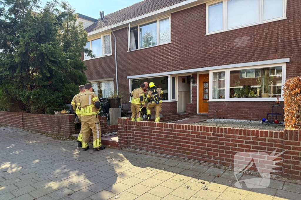 Brandweer onderzoekt brandlucht in woning