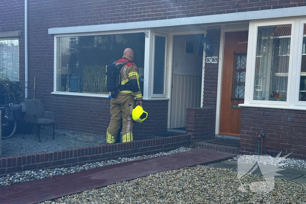 Brandweer onderzoekt brandlucht in woning