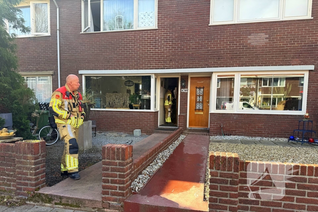 Brandweer onderzoekt brandlucht in woning