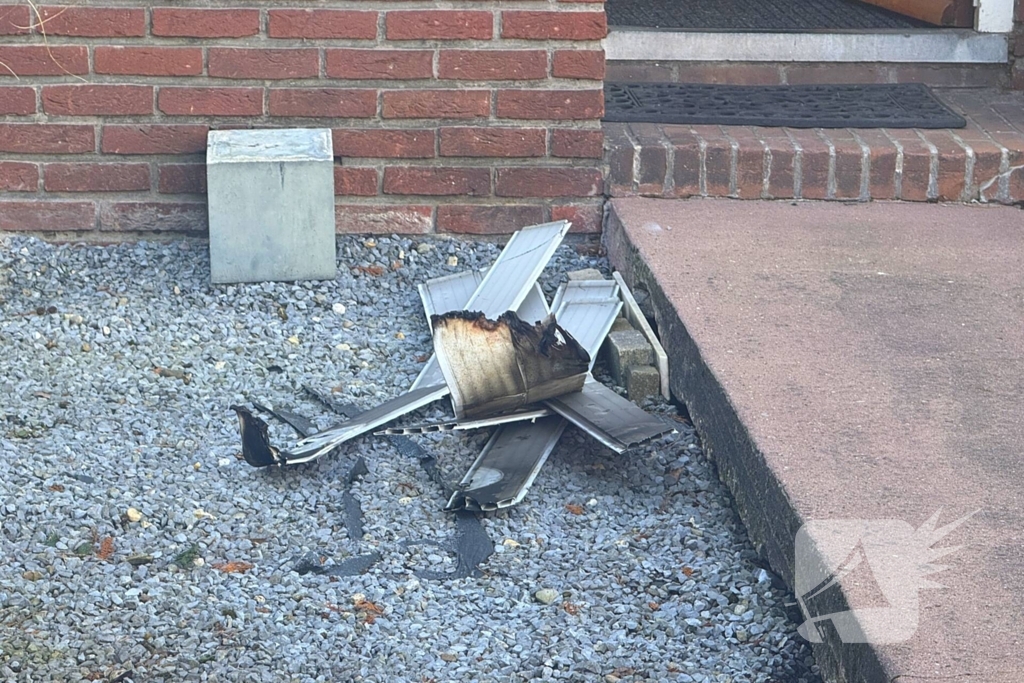 Brandweer onderzoekt brandlucht in woning