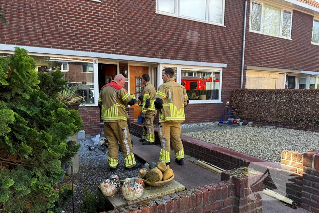 Brandweer onderzoekt brandlucht in woning