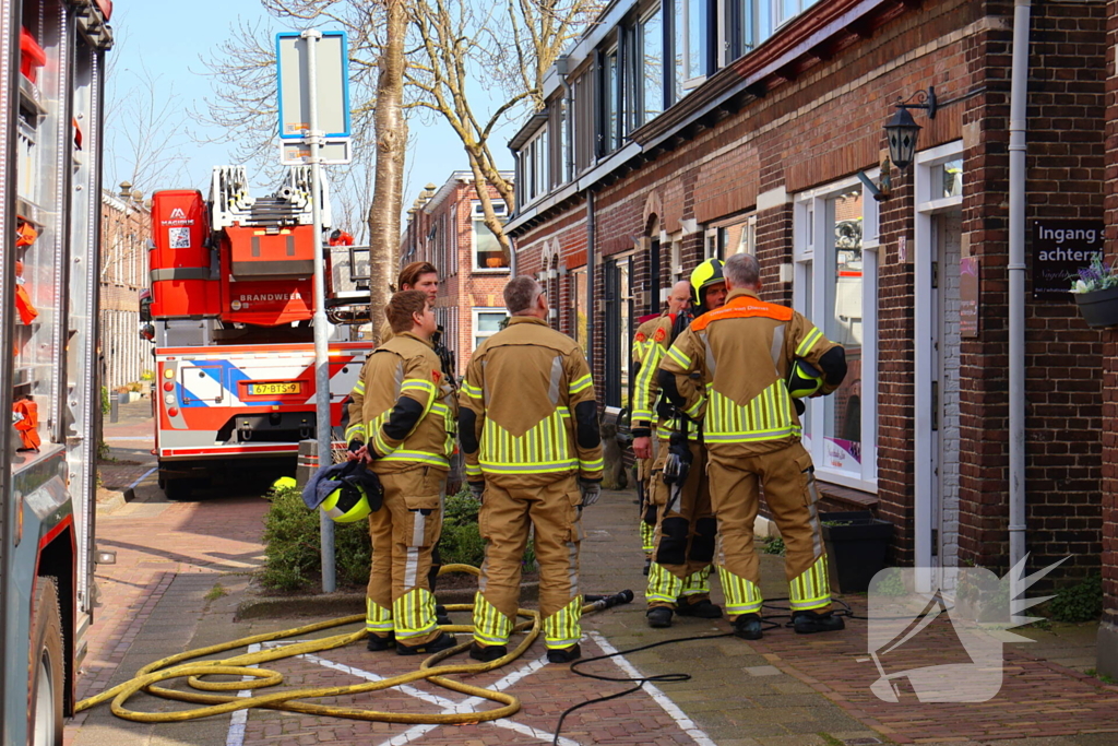Brandweer blust brand in woning