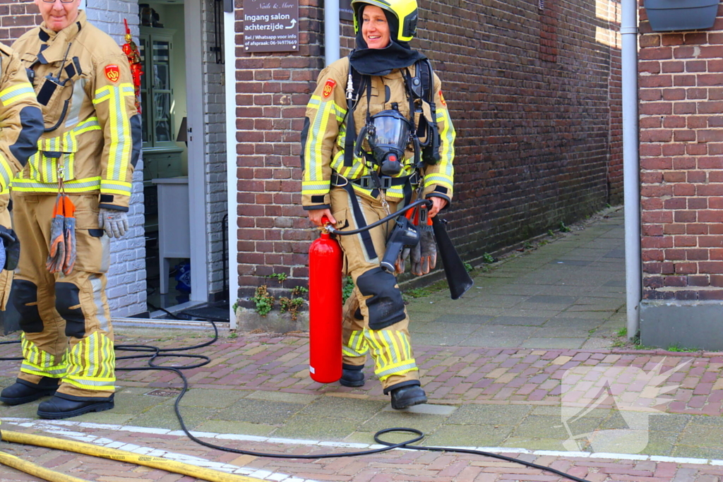 Brandweer blust brand in woning