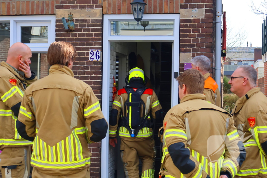 Brandweer blust brand in woning