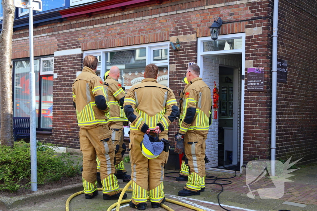 Brandweer blust brand in woning