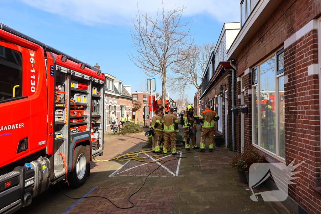 Brandweer blust brand in woning